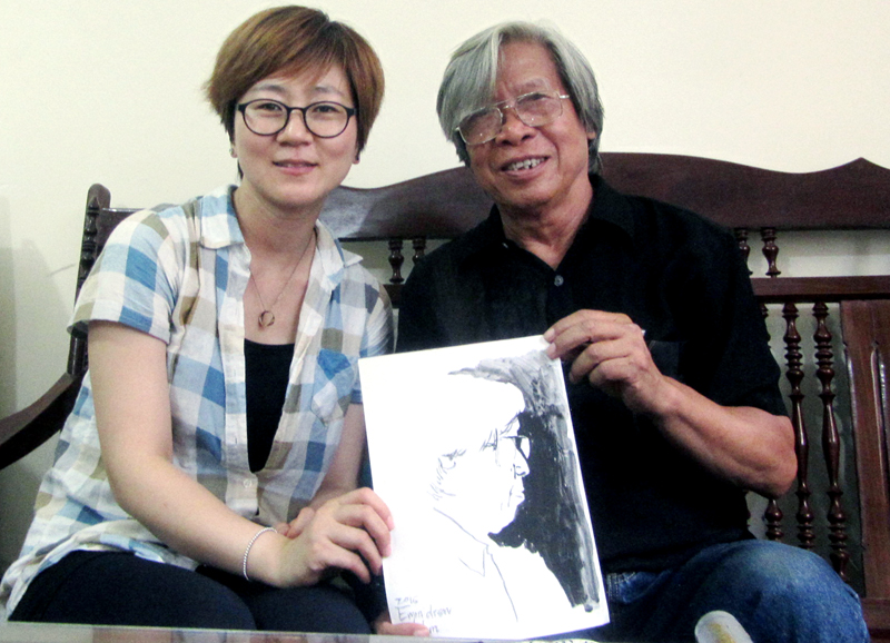 Ewon tặng cho nhân vật của mình một bức ký hoạ chân dung vừa hoàn thiện.