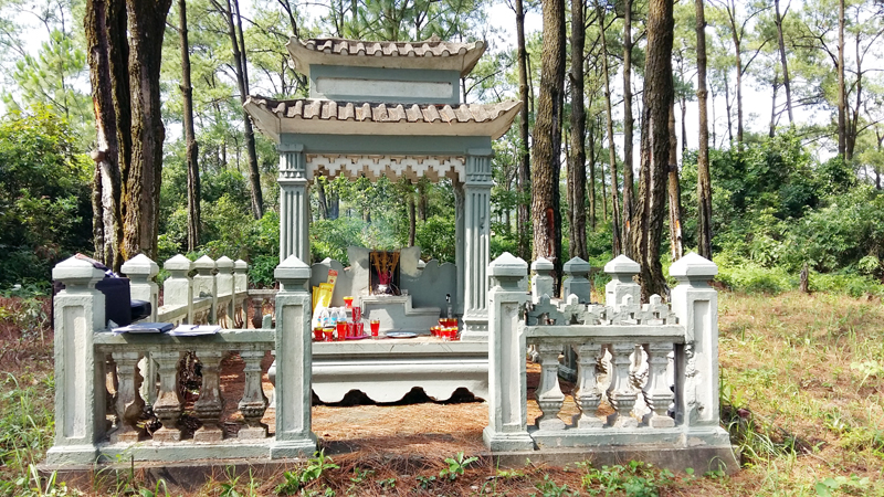 Khu mộ của gia tộc họ Bạch ở hồ Yên Trung, TP Uông Bí.