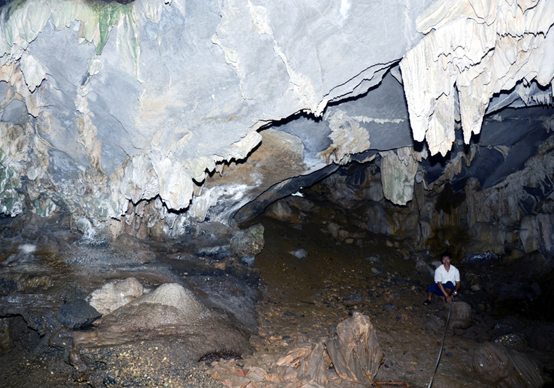 Trong lòng “ốc đảo xanh” còn có những “kho báu” là những hang động lớn, mái vòm rộng, có giá trị thẩm mỹ. Nhiều nhũ đá đang trong quá trình hình thành...