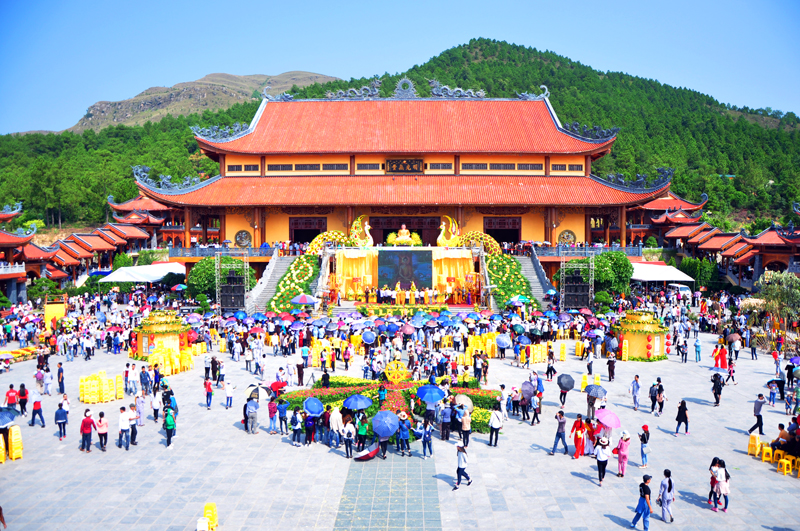 Lễ hội hoa cúc chùa Ba Vàng thu hút hàng vạn lượt khách du lịch, phật tử bốn phương.