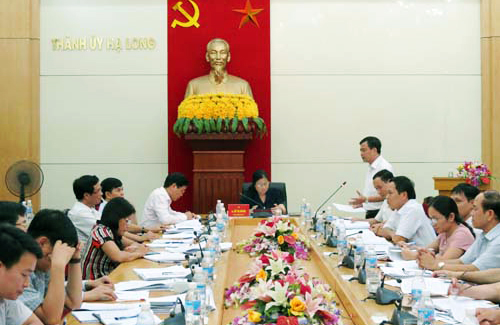 Thành ủy Hạ Long làm việc với Ðoàn giám sát của Tỉnh ủy về kết quả thực hiện Nghị quyết 19-NQ/TU, ngày 3-3-2015 của Ban Chấp hành Ðảng bộ tỉnh.  Ảnh: Hồng Hạnh (CTV)