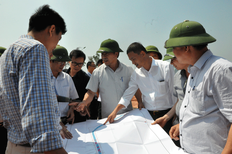 Đồng chí Nguyễn Văn Thành, Phó Chủ tịch UBND tỉnh kiểm tra thực tế tiến độ giải phóng mặt bằng và thi công dự án đường dẫn cầu Bắc Luân II