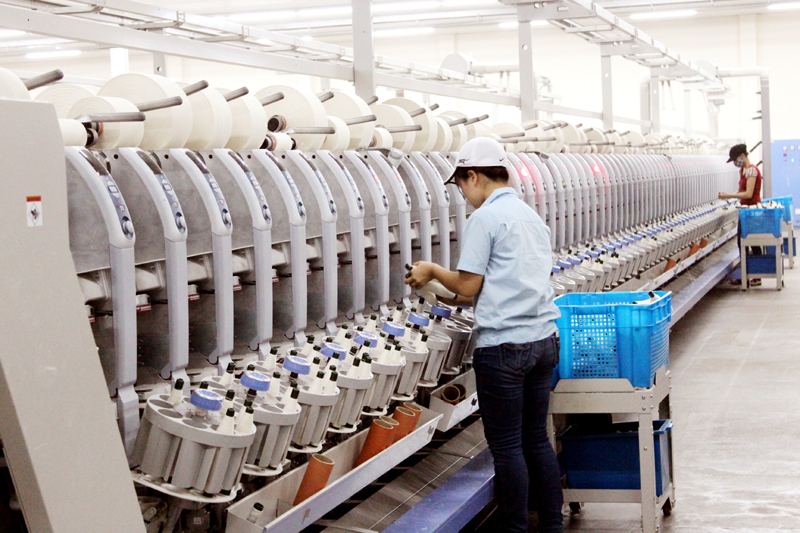 Dây chuyền sản xuất sợi tại Công ty TNHH Khoa học kỹ thuật Texhong Ngân Long (TP Móng Cái).