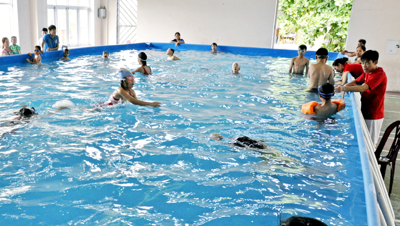 Lớp dạy bơi cho trẻ ở bể bơi thông minh, Trường THPT Bãi Cháy (TP Hạ Long).