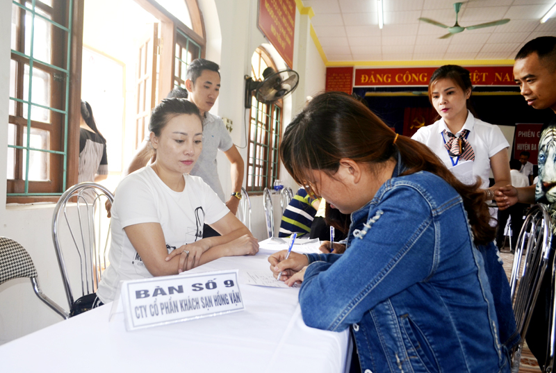 Người lao động đăng ký việc làm tại phiên giao dịch việc làm do Trung tâm Dịch vụ việc làm Quảng Ninh tổ chức tại huyện Ba Chẽ (tháng 5-2016).