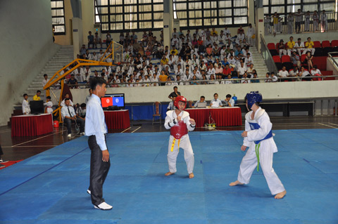 Thi đấu nội dung đối kháng tại Giải Teakwondo Quảng Ninh 2016