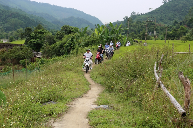 Nằm cách trụ sở UBND xã Quảng An, huyện Đầm Hà khoảng 10km, con đường tới thác Bạch Vân uốn lượn quanh co men theo sườn đồi. 