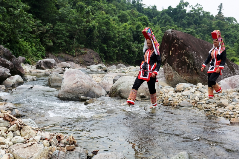 Để đến với thác Bạch Vân, có thể men theo dòng suối hơn 3km 