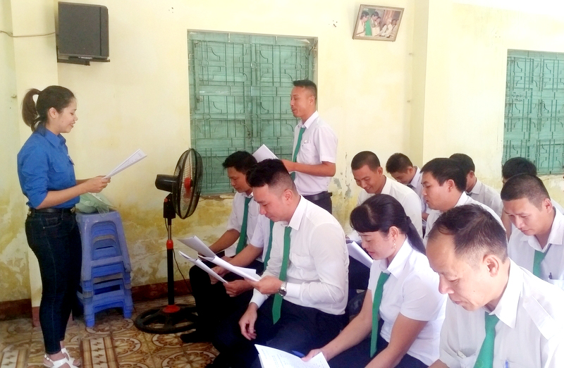 Tình nguyện viên của Thành Đoàn Hạ Long dạy tiếng Anh cho lái xe hãng taxi Mai Linh tại phường Bãi Cháy. 