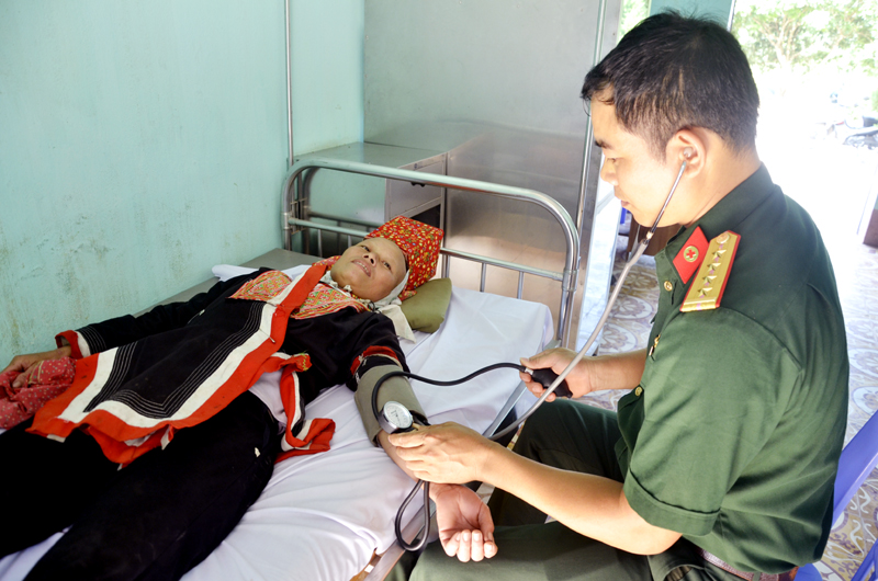 Đại úy, bác sĩ Nguyễn Tăng Thưởng, Trưởng Bệnh xá Quân dân y Lâm trường 156 khám bệnh cho người dân xã Hoành Mô (Bình Liêu).
