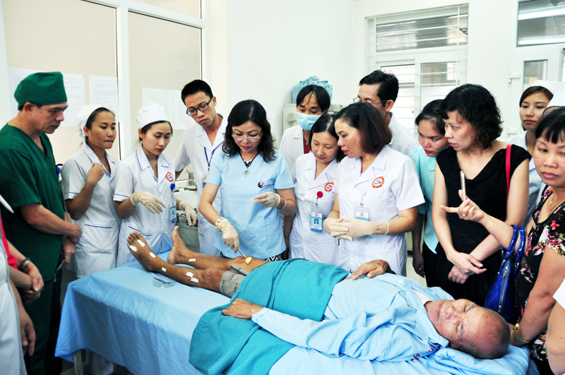 Bác sĩ Lê Thuý Oanh, Giám đốc  Viện Cấy chỉ phục hồi chức năng Việt Nam - Budapest, hướng dẫn thực hiện kỹ thuật châm cứu cấy chỉ tại Khoa Đông y - Phục hồi chức năng, Bệnh viện Đa khoa khu vực Cẩm Phả. 