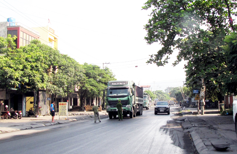Lực lượng chức năng thường xuyên phối hợp kiểm tra, kiểm soát, yêu cầu những xe vận chuyển đất đá chưa đăng ký với thị xã không được lưu thông trên tuyến đường Nguyễn Văn Đài.