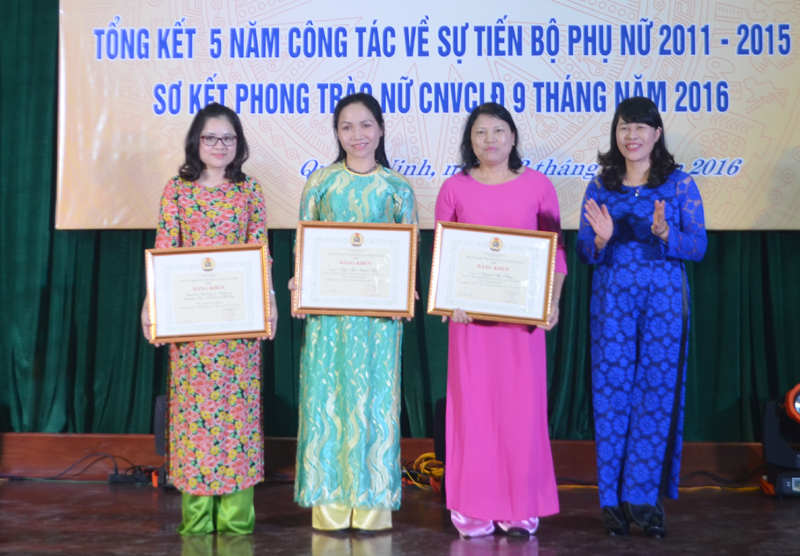 Bà Trịnh Thanh Hằng, Trưởng Ban nữ công Tổng LĐLĐ Việt Nam trao tặng Bằng khen của Tổng LĐLĐ Việt Nam cho 2 tập thể và một cá nhân có thành tích xuất sắc trong phong trào 