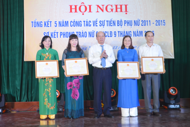 Ông Lê Minh Chuẩn, Bí thư Đảng bộ, Chủ tịch HĐTV, Tập đoàn CN Than - Khoảng sản Viêt Nam trao bằng khen của Bộ Công thương  cho các tập thể, cá nhân đã có thành tích xuất sắc trong công tác bình đẳng giới vì sự tiến bộ của phụ nữ.