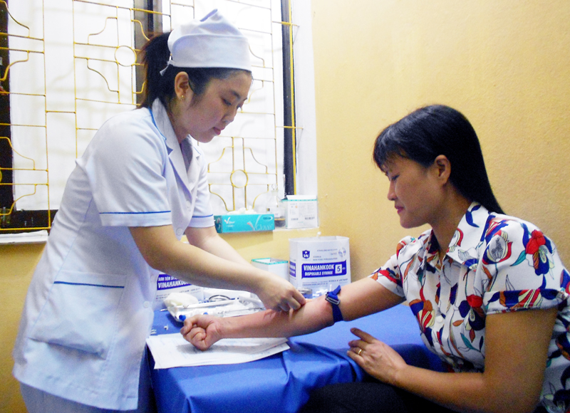 Cán bộ Trung tâm Y tế huyện Ba Chẽ làm thủ thuật cho người dân đến khám bệnh.