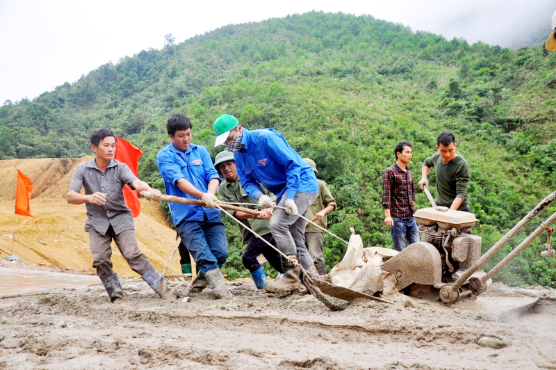 Thanh niên tình nguyện cùng người dân tham gia làm đường bê tông liên xã Đại Dực - Phong Dụ (Tiên Yên), đóng góp công sức cho chương trình xây dựng nông thôn mới. (Ảnh chụp ngày 25-11-2015)