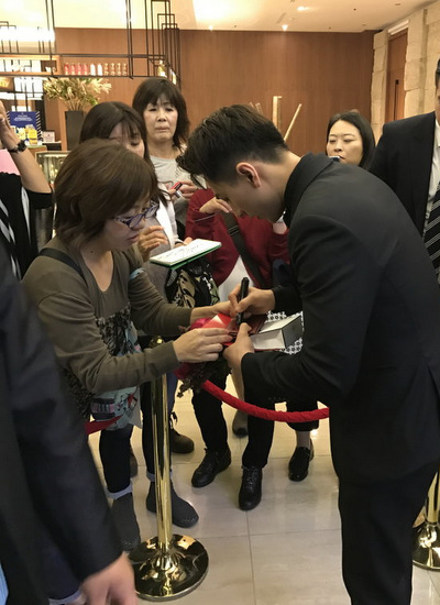 Isaac giao lưu và ký tên tặng người hâm mộ tại Busan.