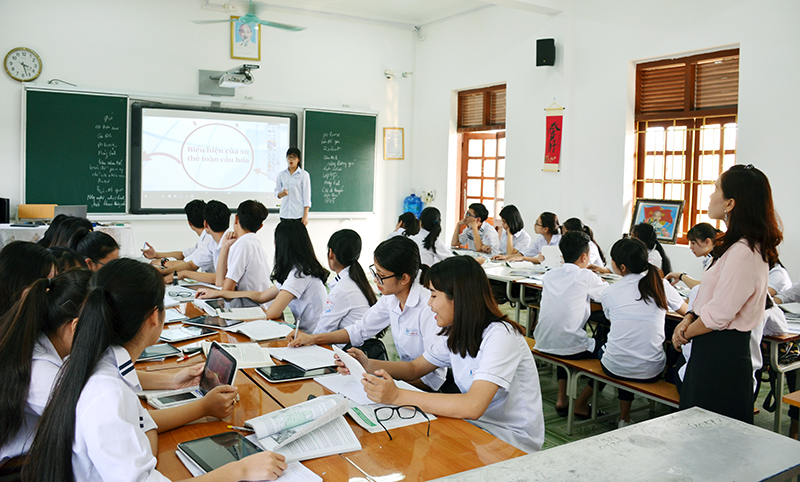 Học sinh lớp 12C10 Trường THPT Uông Bí thuyết trình bài học môn lịch sử với bảng tương tác dưới sự hướng dẫn của giáo viên.