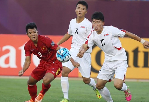 Không lâu sau khi các đàn anh ở đội tuyển quốc gia giành chiến thắng 5-2 trong trận giao hữu, Đức Chinh và các đồng đội lại một lần nữa gieo sầu cho đối thủ Triều Tiên ở sân chơi U19.
