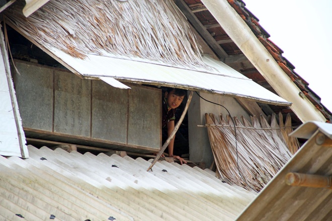  Xã Phương Mỹ có hàng trăm nhà bị ngập sát mái. Chuẩn bị đón nhận việc này, mỗi gia đình khi làm nhà đều có một cửa xép nhỏ để dễ dàng nhận tiếp tế từ bên ngoài.