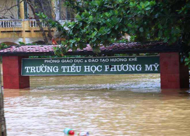  Trường tiểu học Phương Mỹ ngập ngấp nghé tấm biển trường. Huyện Hương Khê đã cho học sinh nghỉ học để đảm bảo an toàn.