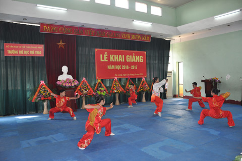 Màn biểu diễn môn võ Wushu chào mừng năm học mới của các em học sinh. 