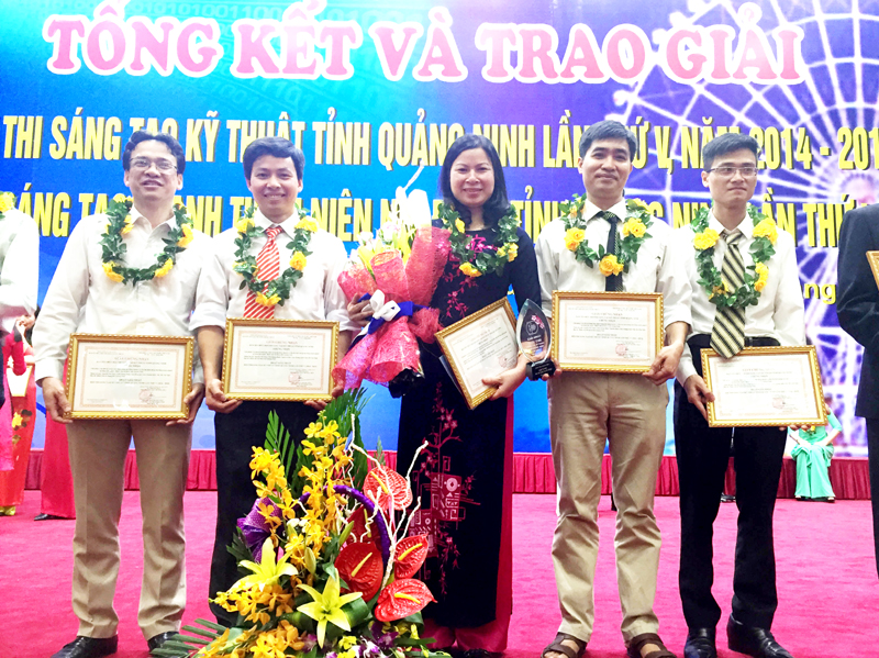 Bác sĩ Nguyễn Thị Thoa nhận giải thưởng tại Hội thi sáng tạo kỹ thuật tỉnh Quảng Ninh lần thứ V. Ảnh: TL