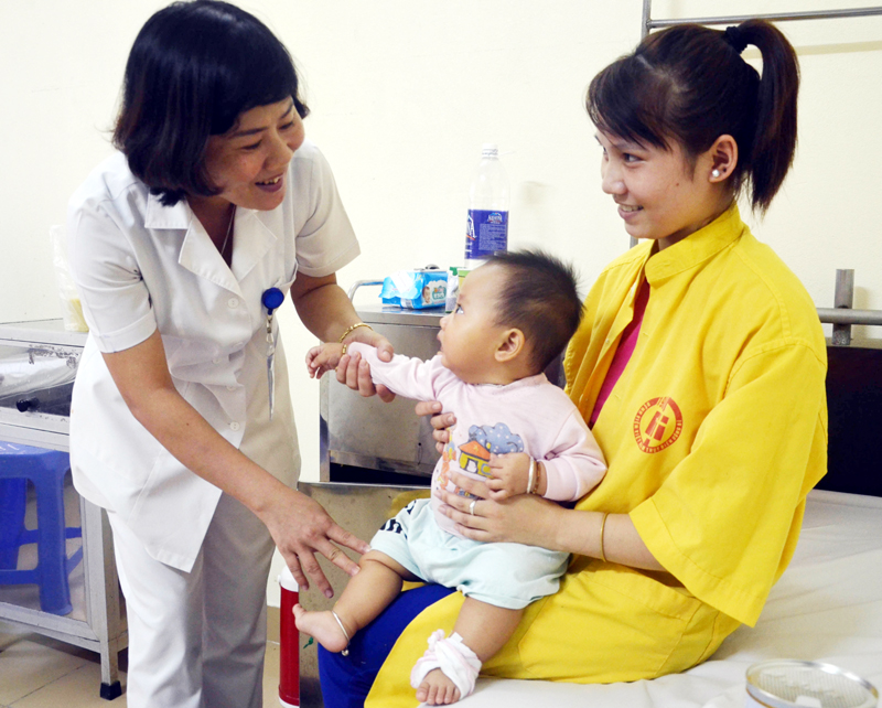 Điều dưỡng trưởng Nguyễn Thị Thu Hà rất quan tâm đến những bệnh nhân nhỏ tuổi.