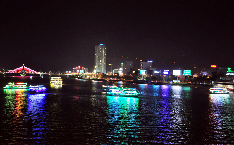 Đà Nẵng về đêm tuyệt đẹp, với lung linh sông Hàn.