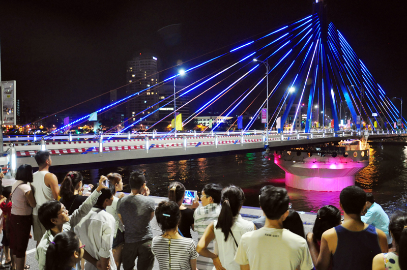 Dù không phục vụ tàu thuyền qua lại nữa nhưng cầu sông Hàn hằng đêm vẫy quay để phục vụ du khách.