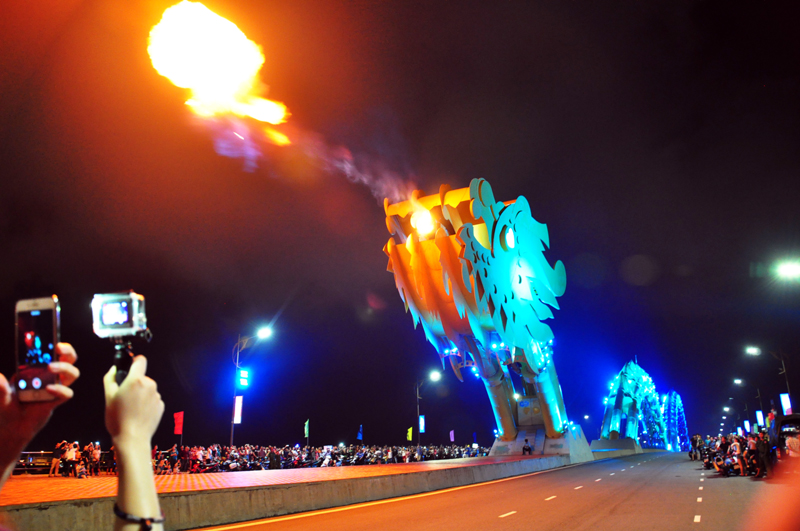 Du khách cũng rất thích thú với màn rồng phun lửa từ cầu Rồng ở Đà Nẵng.