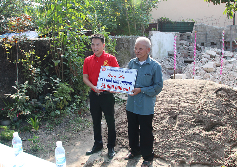 Anh Trần Minh Tuấn, đại diện hội viên Hội đồng niên 1976 - Bính Thìn Quảng Ninh trao tặng 76 triệu đồng kinh phí xây nhà mới cho ông Trần Văn Lộc