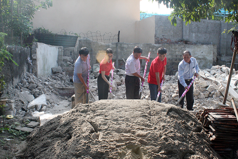 Các đại biểu động thổ khởi công xây nhà tình nghĩa cho gia đình ông Trần Văn Lộc.
