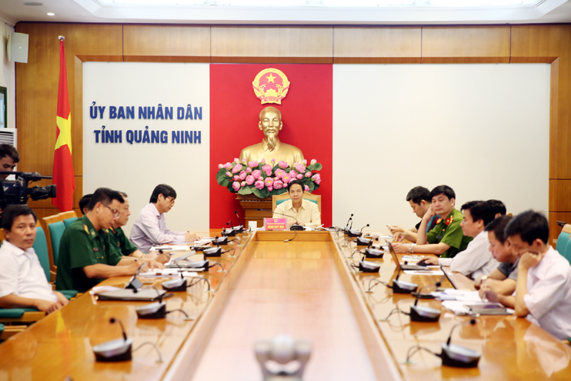Đồng chí Đặng Huy Hậu, Phó Chủ tịch Thường trực UBND tỉnh chỉ đạo triển khai đối phó với cơn bão số 7.