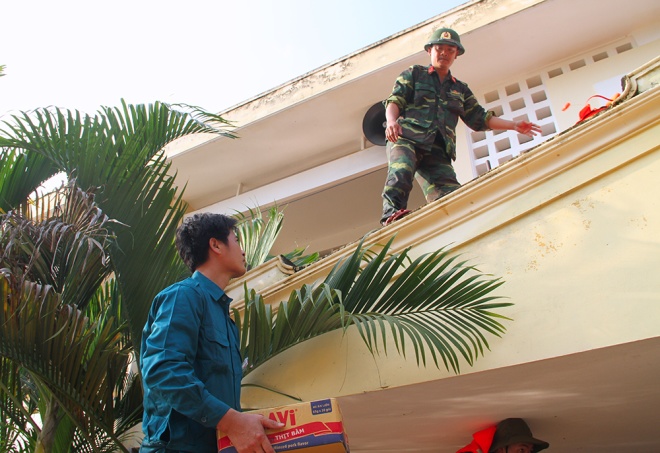  Nhà chức trách Hà Tĩnh đã chuyển hàng trăm thùng mì tôm, chai nước khoáng về trụ sở xã Phương Mỹ để phân phát tới bà con.