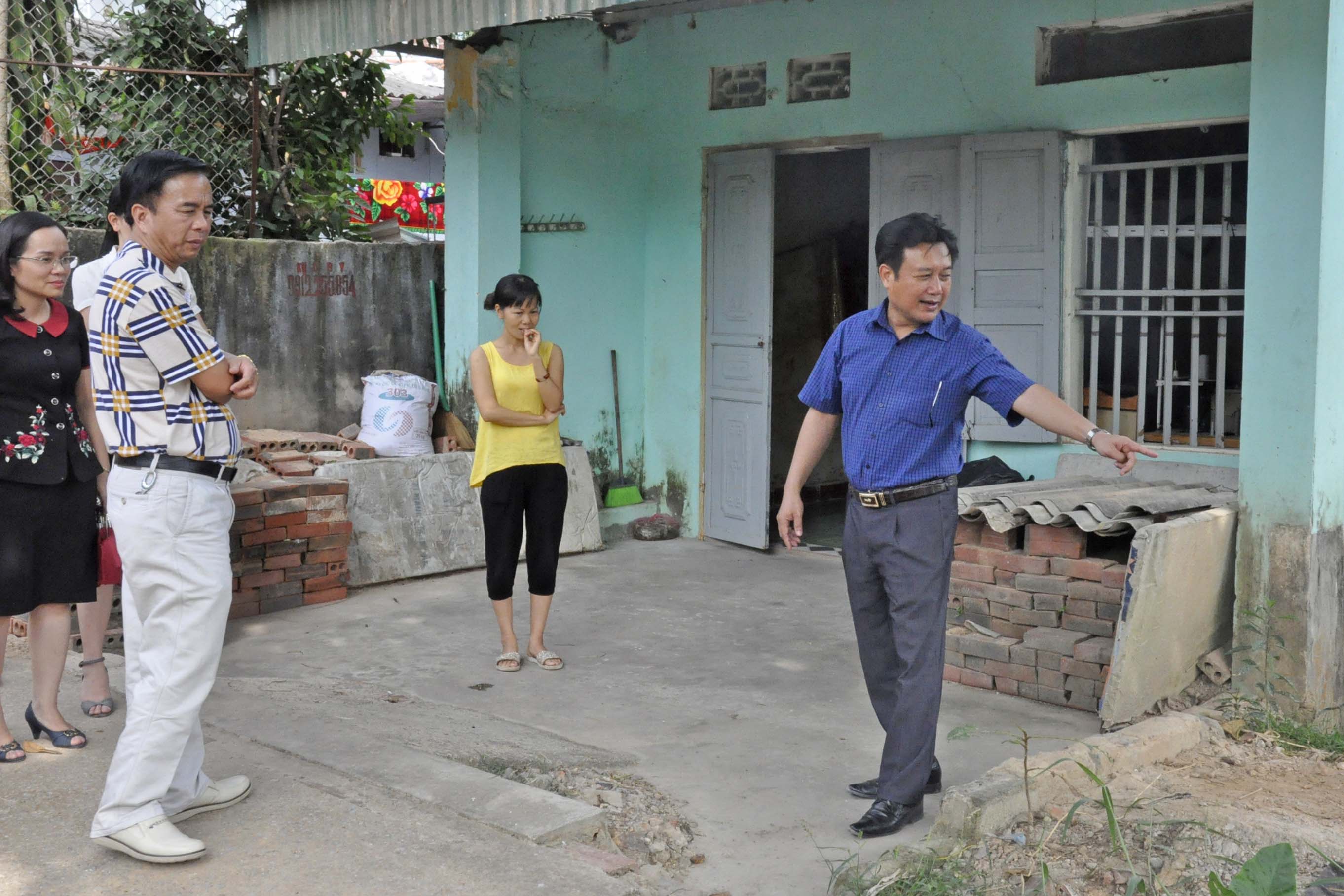 Đoàn giám sát trao tìm hiểu thực tế các hộ dân bị ngập lụt do ảnh hưởng của Dự án Đầu tư xây dựng kinh doanh hạ tầng khu nhà ở sân vườn Cái Dăm, TP Hạ LOng