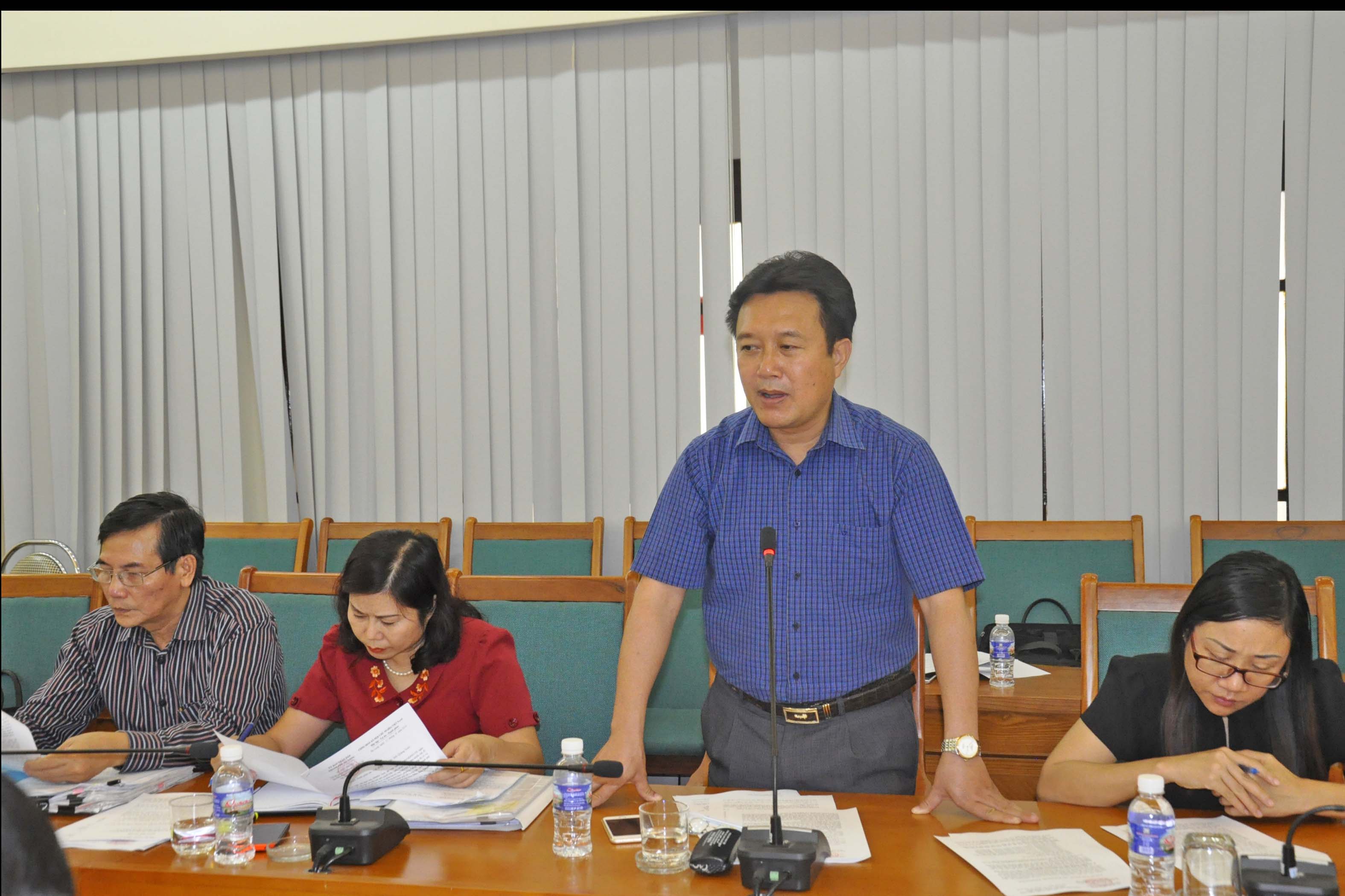 Đồng chí Nguyễn Đức Thành, Phó Chủ tịch HĐND tỉnh, Trưởng Đoàn giám sát tiếp nhận đề xuất của UBND TP Hạ Long để kiến nghị UBND tỉnh và các sở ngành 