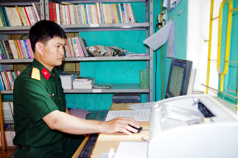 Đại uý Lã Văn Hà biên soạn tài liệu tuyên truyền cho đồng bào các dân tộc thiểu số.