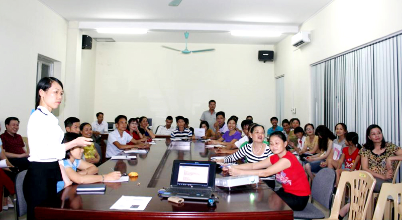 Lớp học tiếng Anh cộng đồng tại huyện Cô Tô thu hút nhiều học viên là người kinh doanh dịch vụ, du lịch trên địa bàn. Ảnh: Thu Báu (Đài Cô Tô)