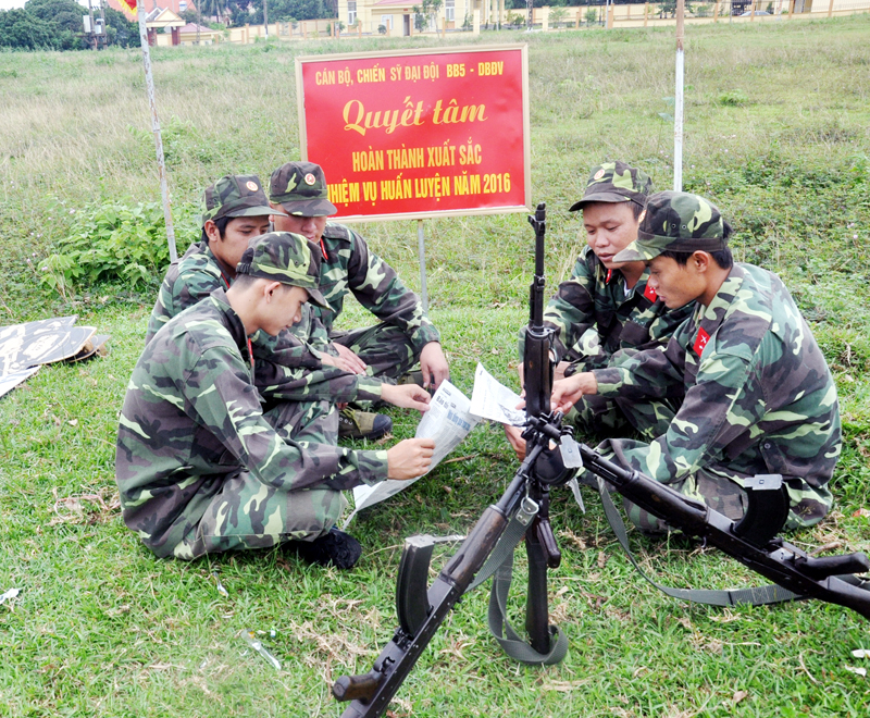 Kết hợp huấn luyện quân sự và chính trị tại Trung đoàn Dự bị động viên 244 (Bộ CHQS tỉnh). 