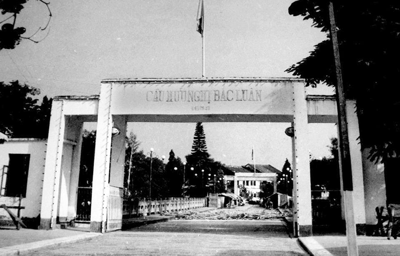 Cầu Hữu Nghị Bắc Luân (ảnh chụp những năm 1960), nay là Cửa khẩu quốc tế Móng Cái.