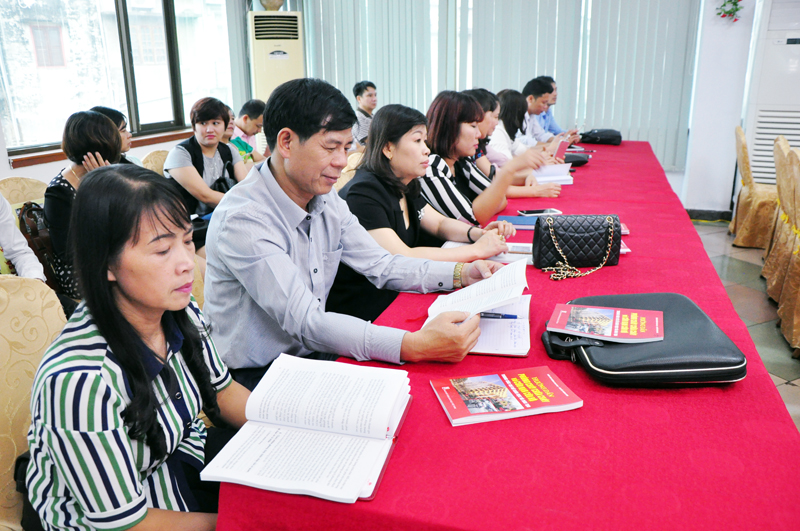 Học viên đọc tài liệu tại hội nghị tập huấn.