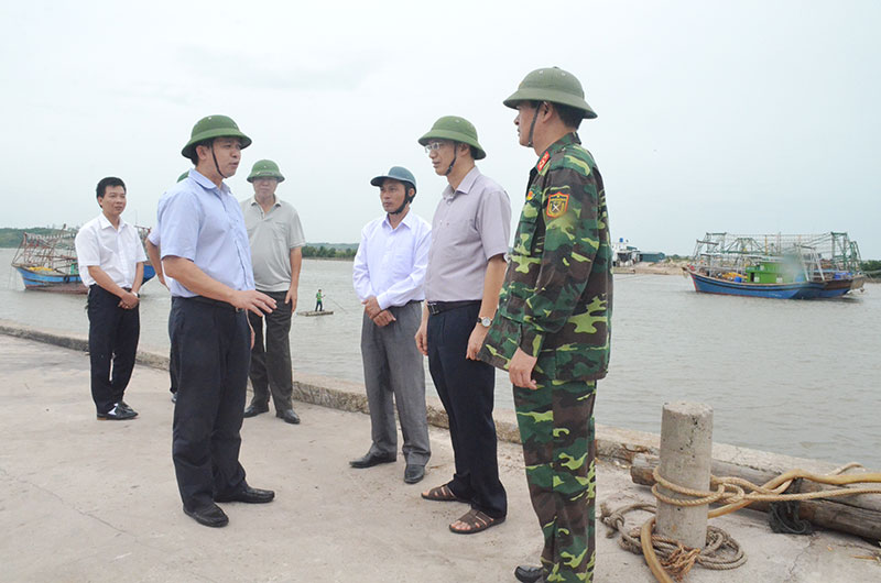 Đồng chí Lê Quang Tùng kiểm tra điểm neo đậu tầu thuyền xã Tân Tiến, huyện Hải Hà