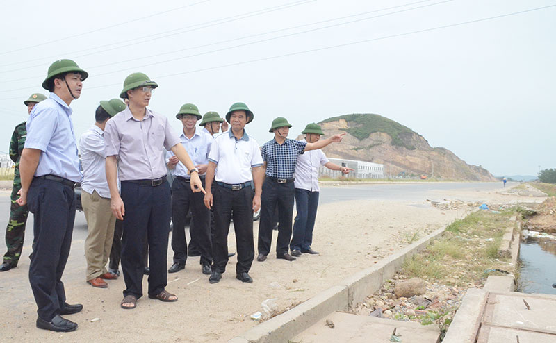 Đồng chí Lê Quang Tùng kiểm tra nguyên nhân gây gập lụt tại khu Công nghiệp Texhong Hải Hàyện Hải Hà
