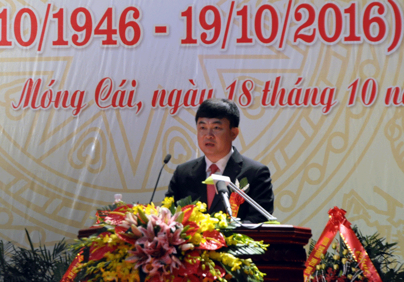 Đồng chí Ngô Hoàng Ngân, Ủy viên Ban Thường vụ Tỉnh ủy, Bí thư Thành ủy Móng Cái phát biểu tại buổi lễ