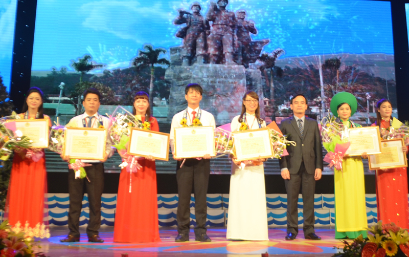 Đồng chí Lê Anh Xuân, Chủ tịch Công đoàn Than -Khoáng sản Việt Nam lên trao giải thưởng cho các thí sinh đoạt giải