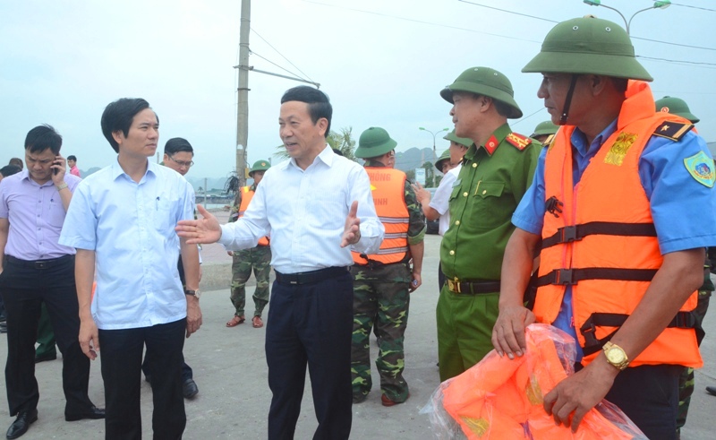 Đồng chí Nguyễn Văn Thành, Phó Chủ tịch UBND tỉnh đi kiểm tra và chỉ đạo công tác phòng chống bão tại khu vực bến Do, TP Cẩm Phả