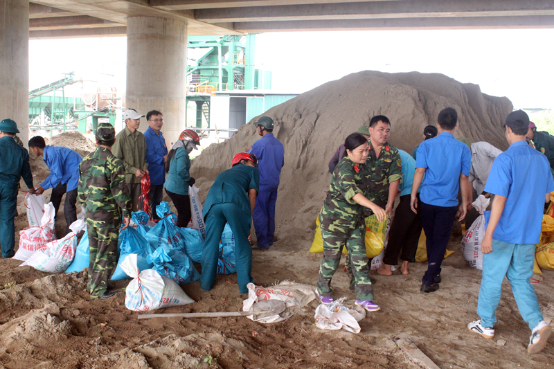 LLVT thị xã Quảng Yên cùng nhân dân địa phương tham gia củng cố tuyến đê xung yếu Hà Nam