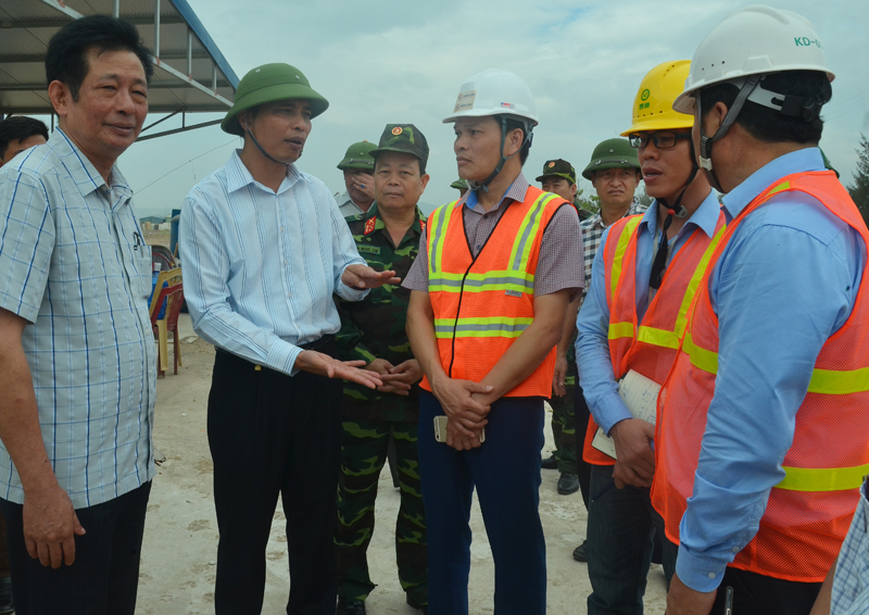Đồng chí Vũ Văn Diện, Phó Chủ tịch UBND tỉnh (thứ hai, trái sang) kiểm tra công tác phòng chống bão tại dự án nhiệt điện Thăng Long (xã Lê Lợi, Hoành Bồ).