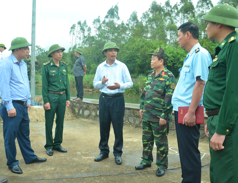 Đồng chí Vũ Văn Diện và lãnh đạo huyện Bình Liêu kiểm tra công tác phòng chống bão tại Cửa khẩu Hoành Mô.